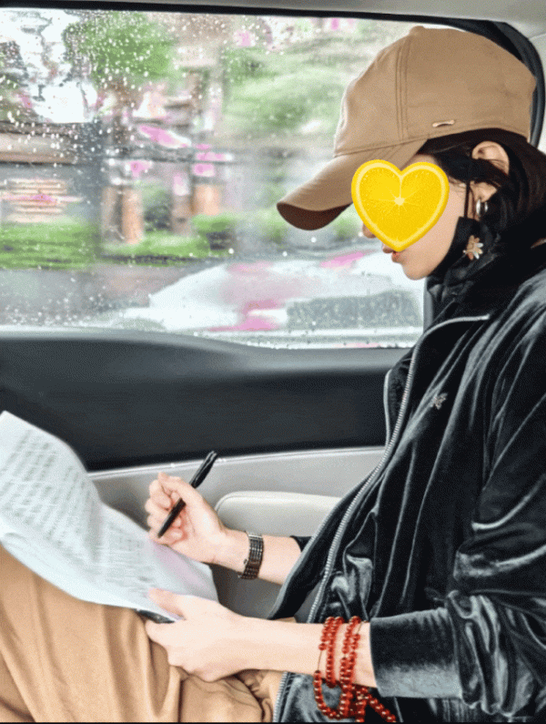 亿配资 谁懂手腕间的这一抹红，美得让人挪不开眼...